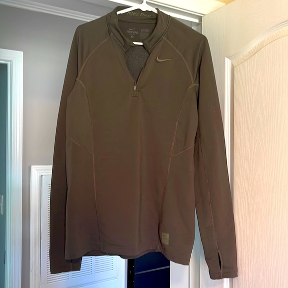 Nike pullover 🖤 - Picture 1 of 3